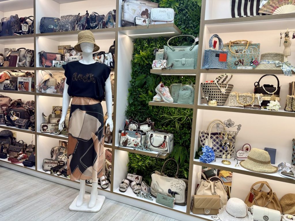 Unutrašnjost radnje Negić Fashion u Lazarevcu